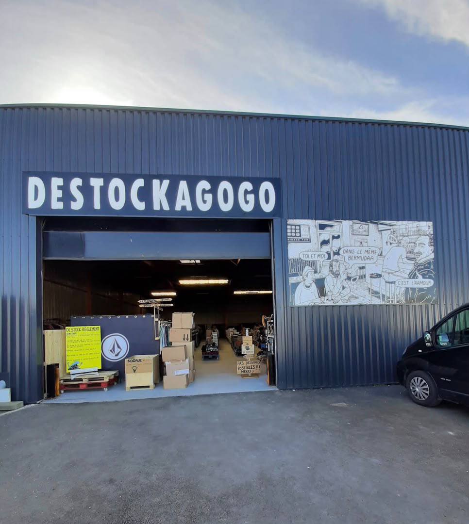 Entrée de l'entrepôt Destockagogo