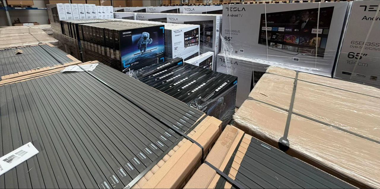 Palette of New Tesla Smart TV — photo 2