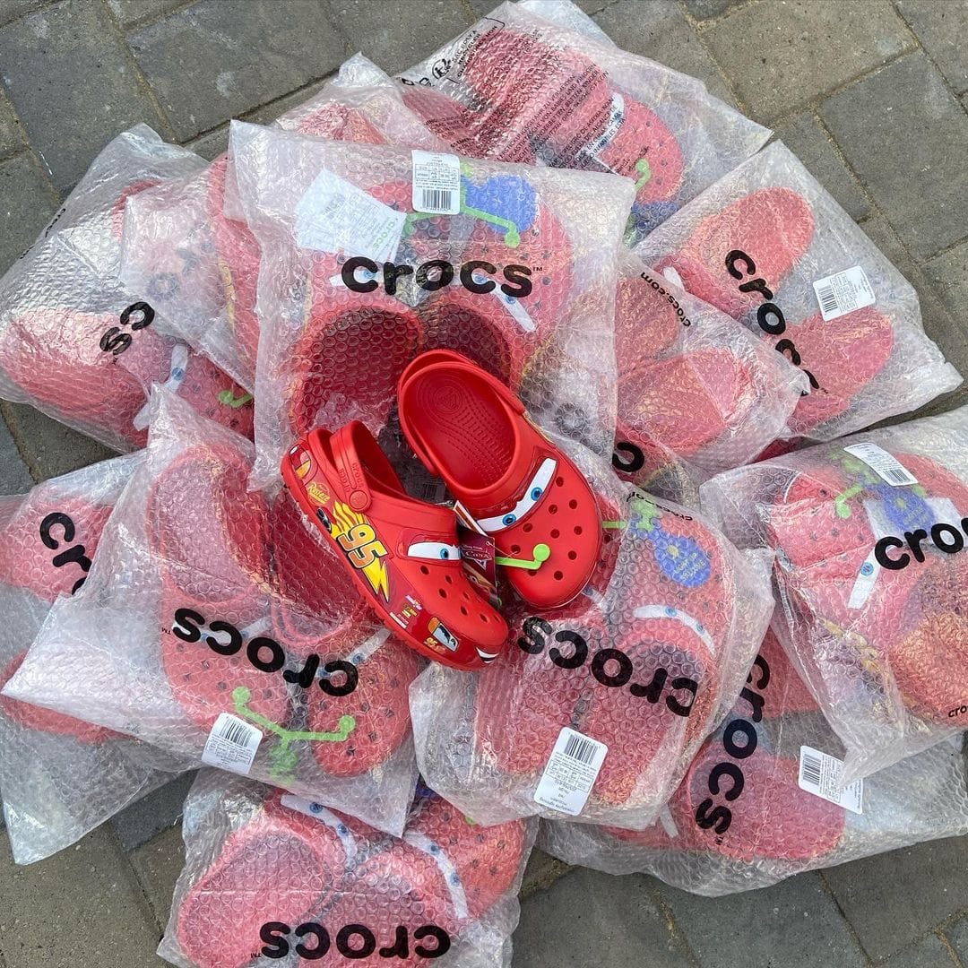 Palette d’environ 65 paires de Crocs