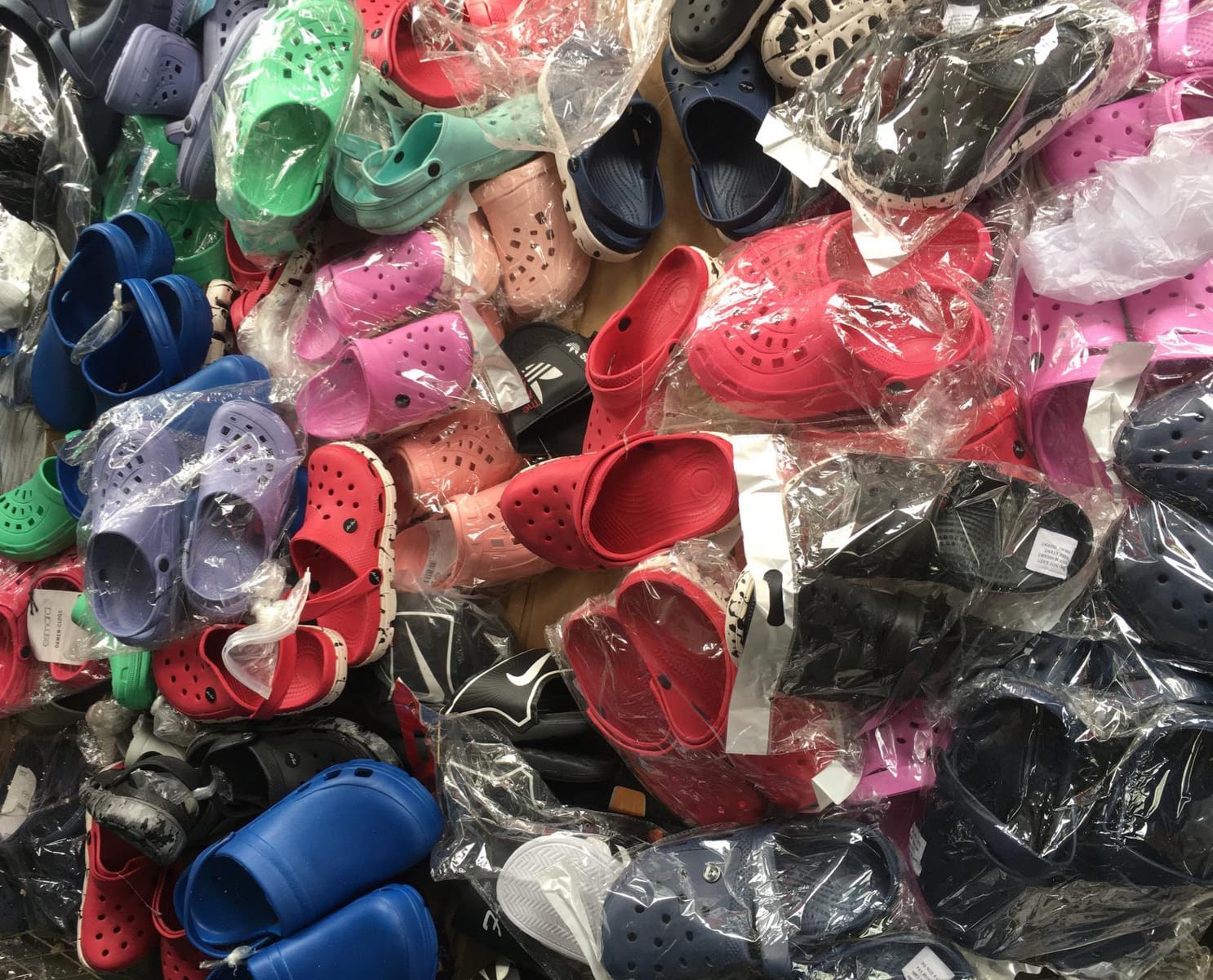 Palette d’environ 65 paires de Crocs — photo 8